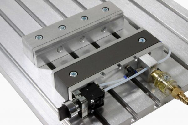 Étau bride pneumatique pour petites pièces – Image 2