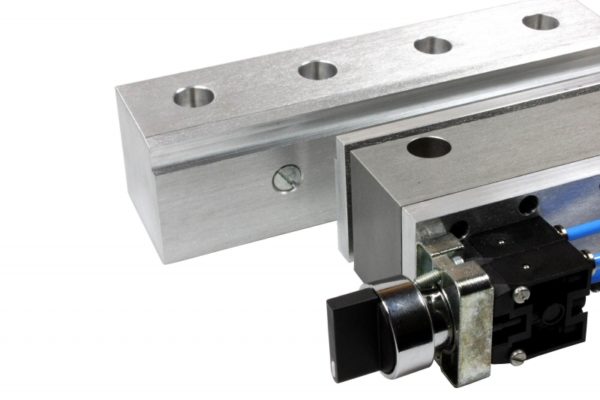 Étau bride pneumatique pour petites pièces – Image 3